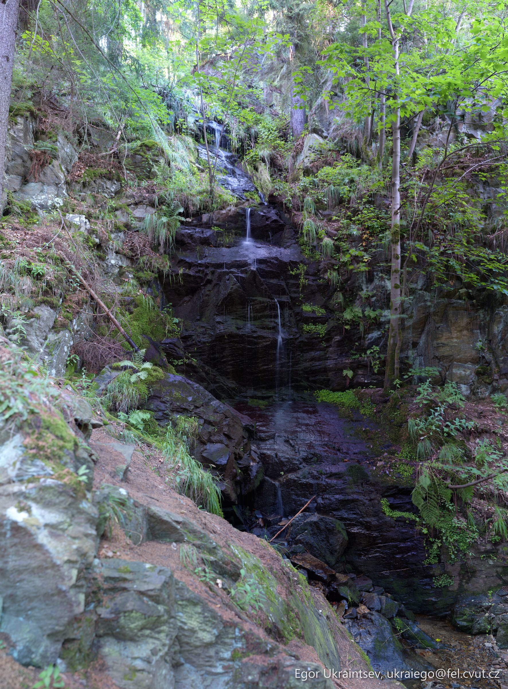 Small waterfall in a forest · Vodopad