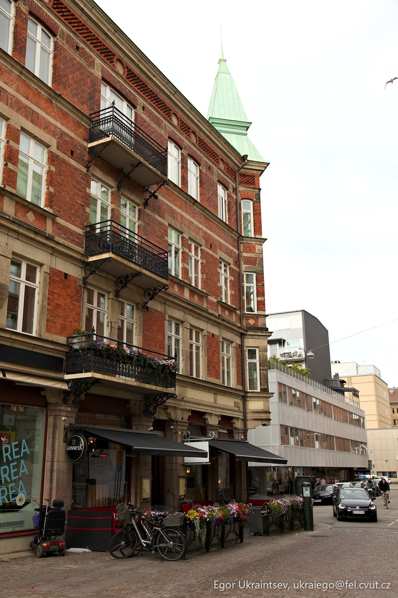 Street scene with a building