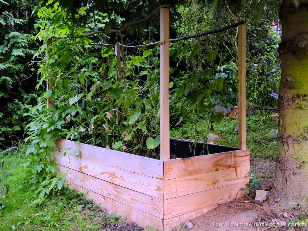 Raised garden bed