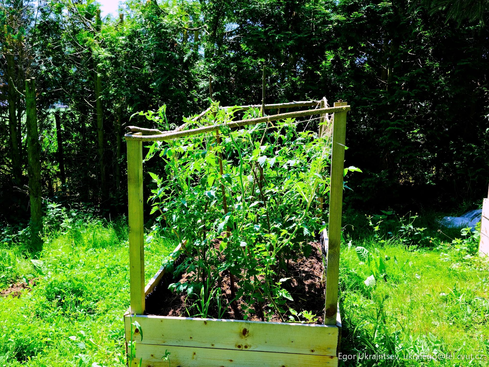 Raised garden bed