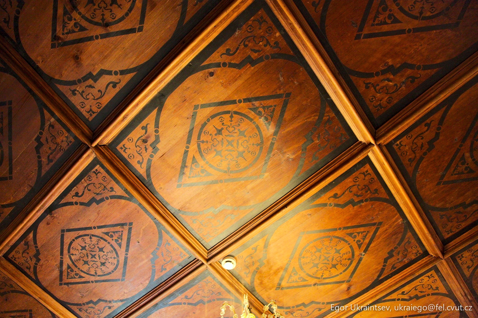 Ceiling in the dining room