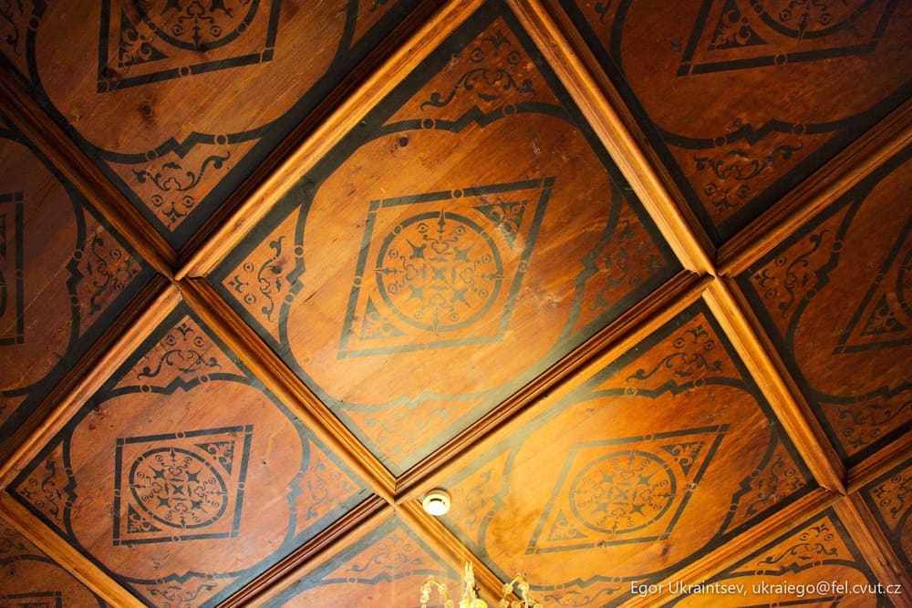 Ceiling in the dining room