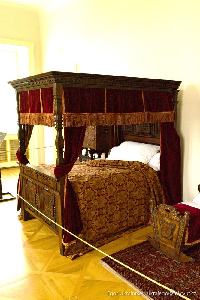 Bedroom with a four poster