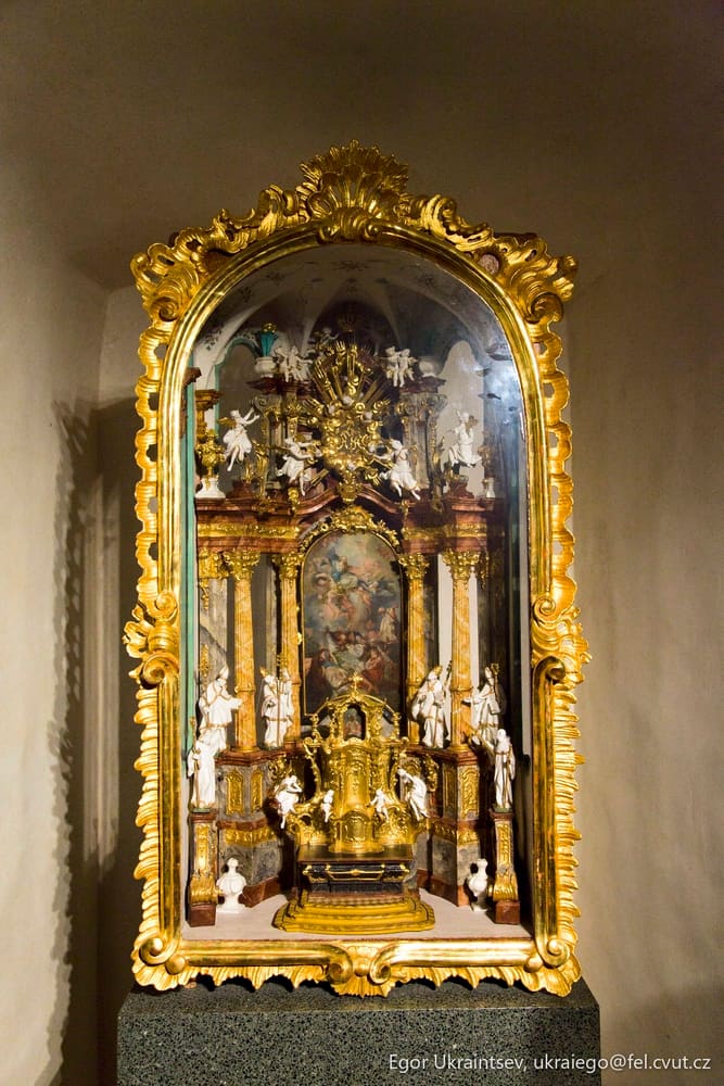 Statue of the virgin mary
