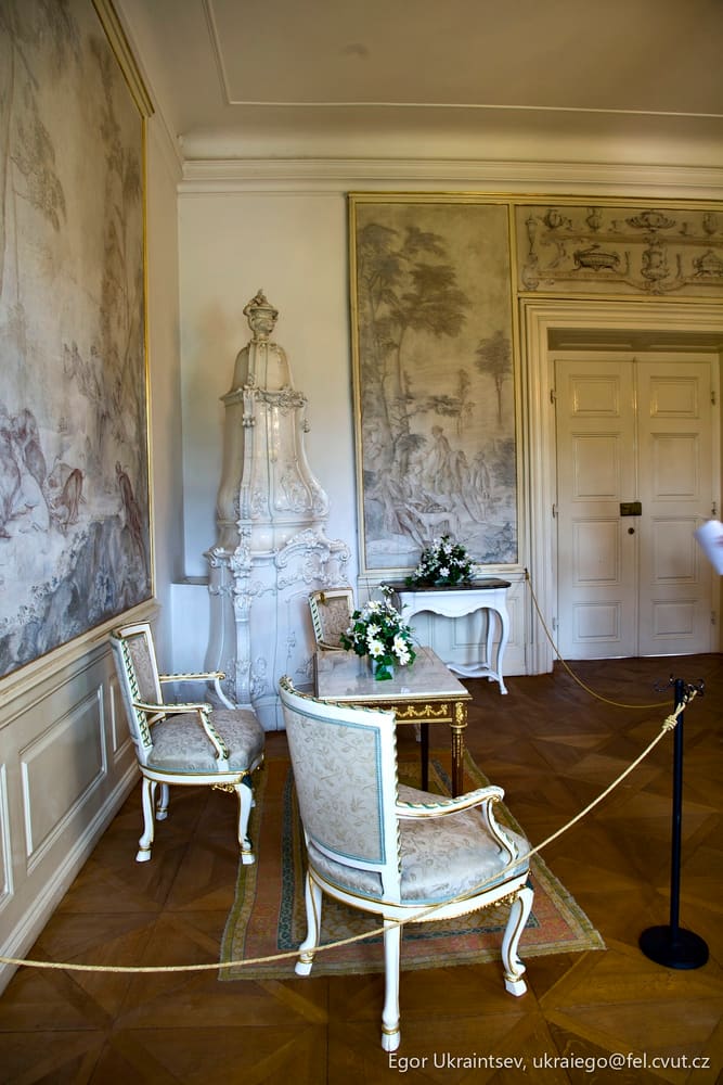Room with chairs and paintings