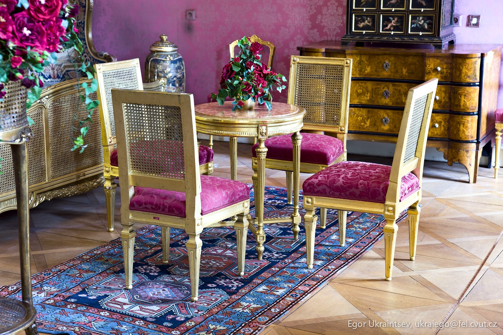 Dining room with a table