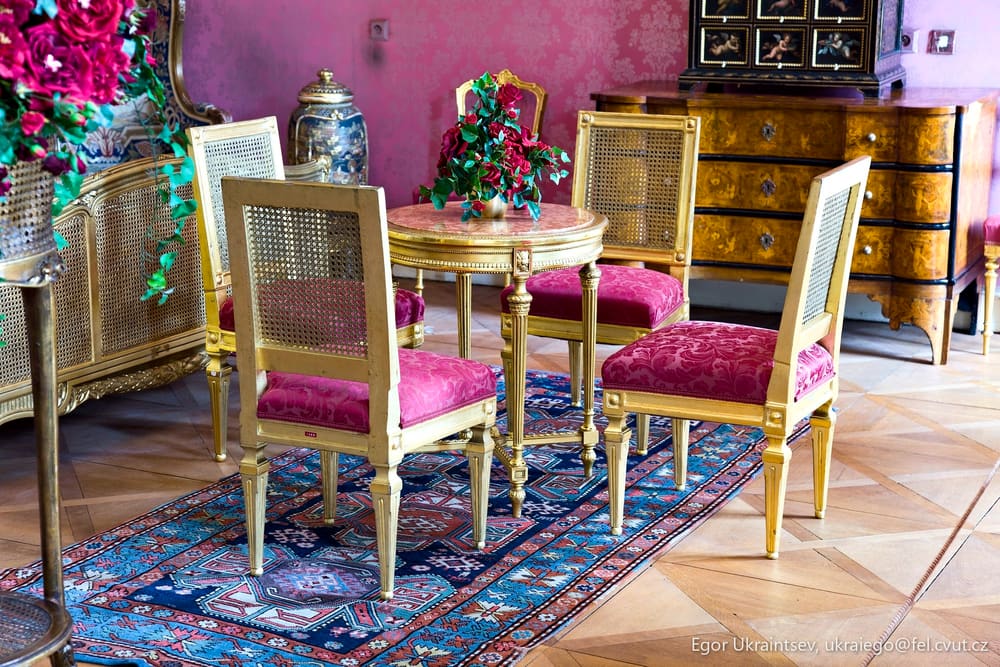 Dining room with a table