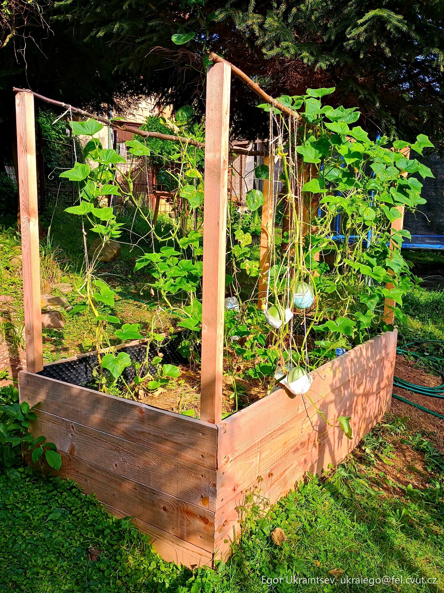 Raised garden bed