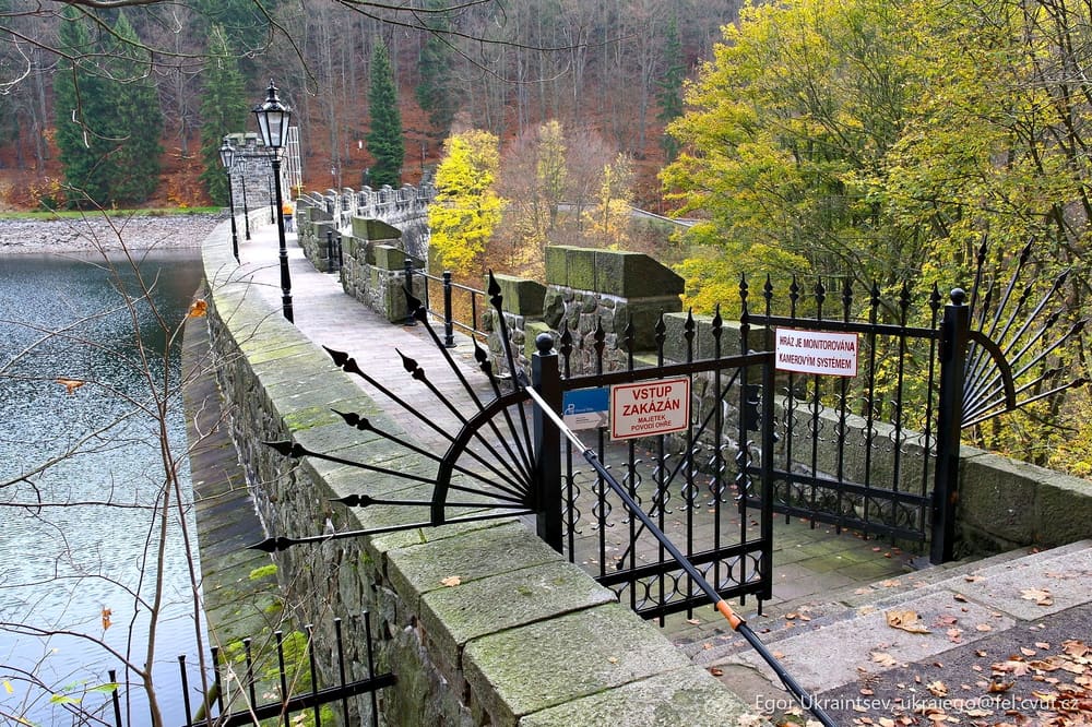 Iron gate