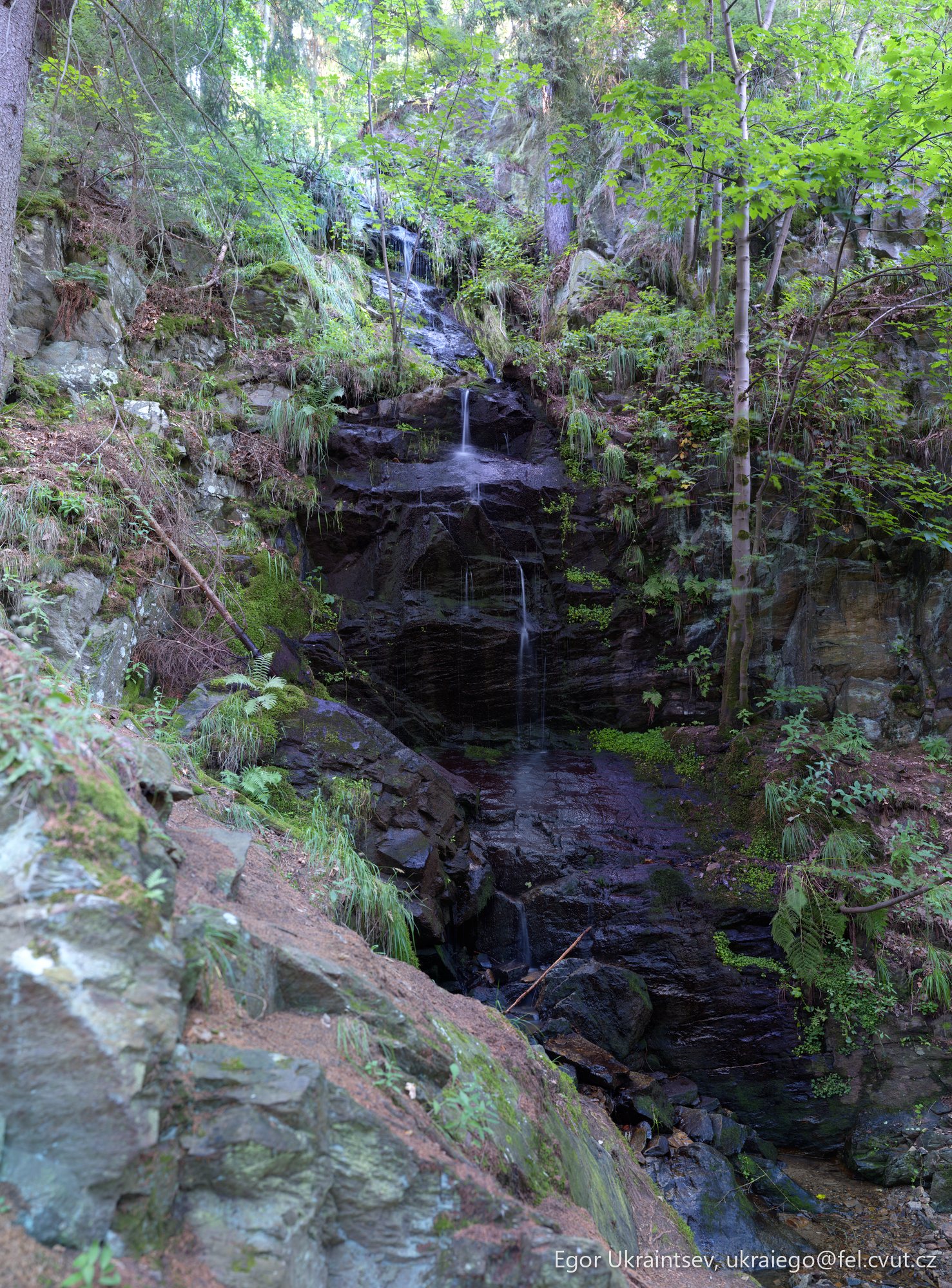Small waterfall in a forest · Vodopad