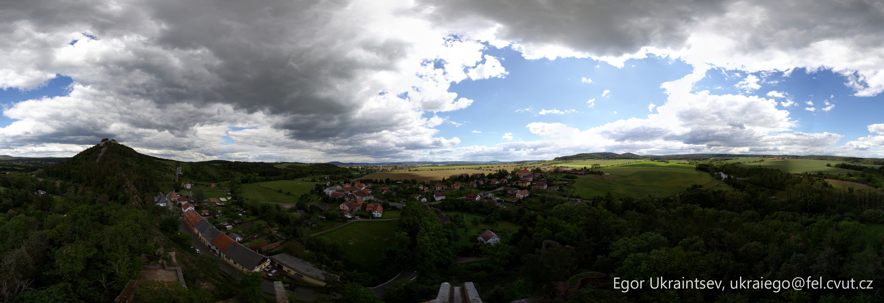 Small town surrounded by trees · Zebrak