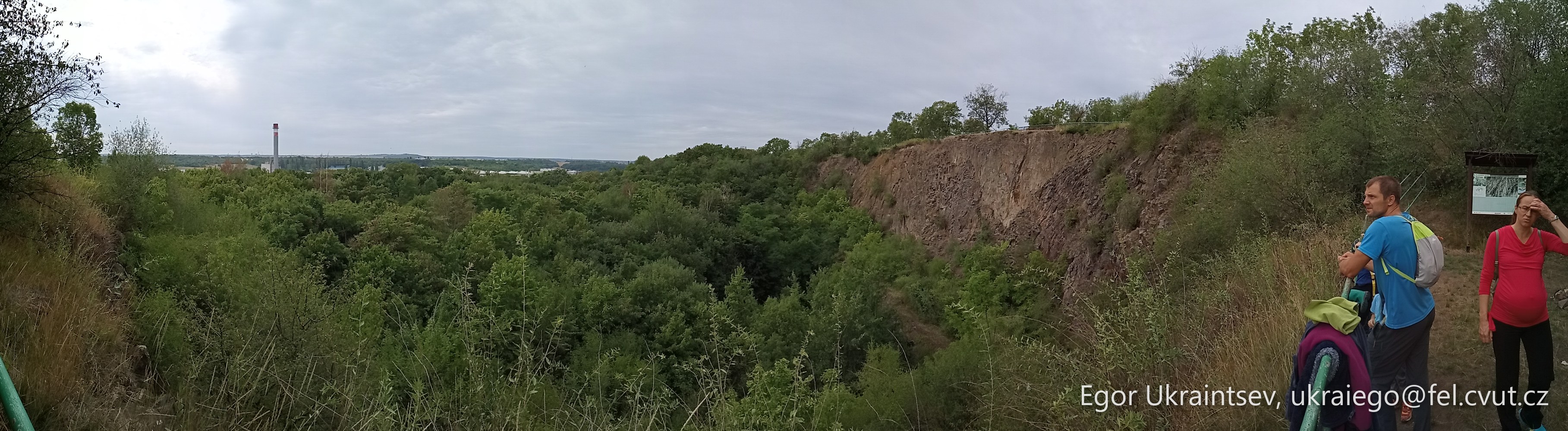 Women standing on the edge · P011 Phone 2019 08