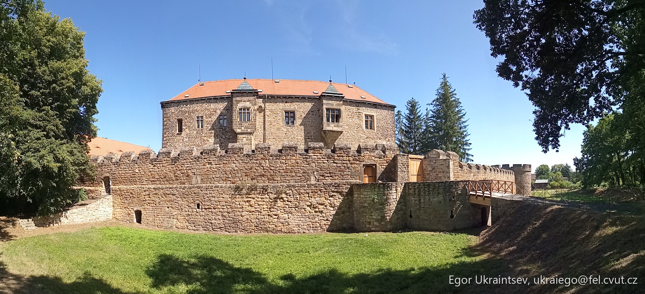 Old castle · P039 Phone 2020 08