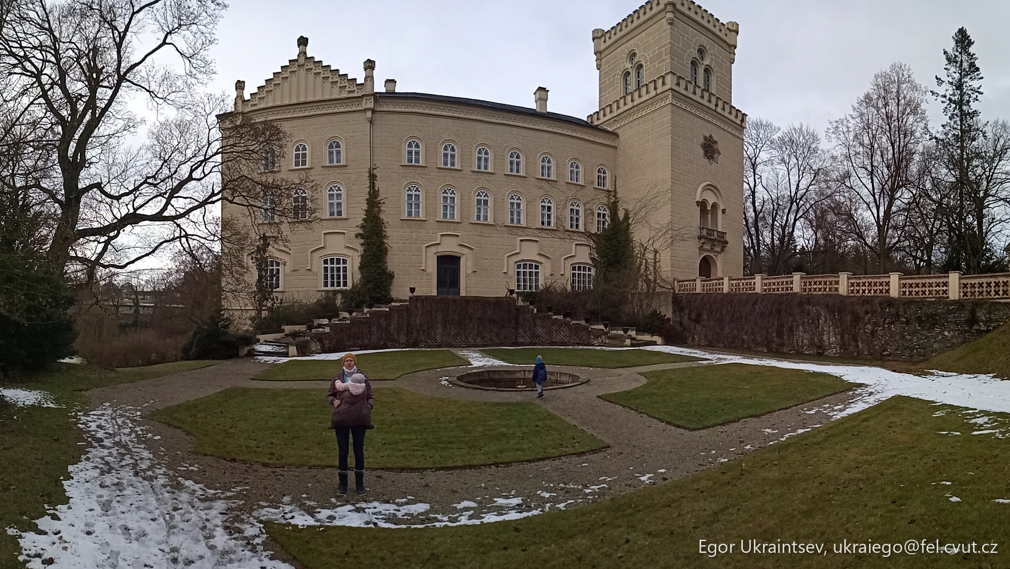 Woman standing in front of a castle · P057 Phone 2021 01